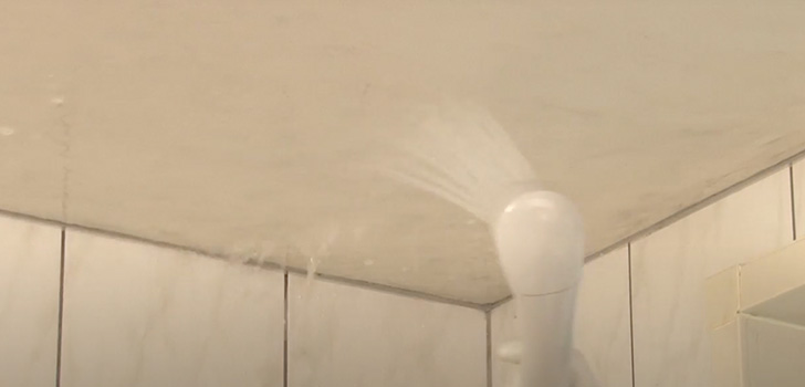 浴室天井のカビを撃退 カビキラー ジョンソン株式会社